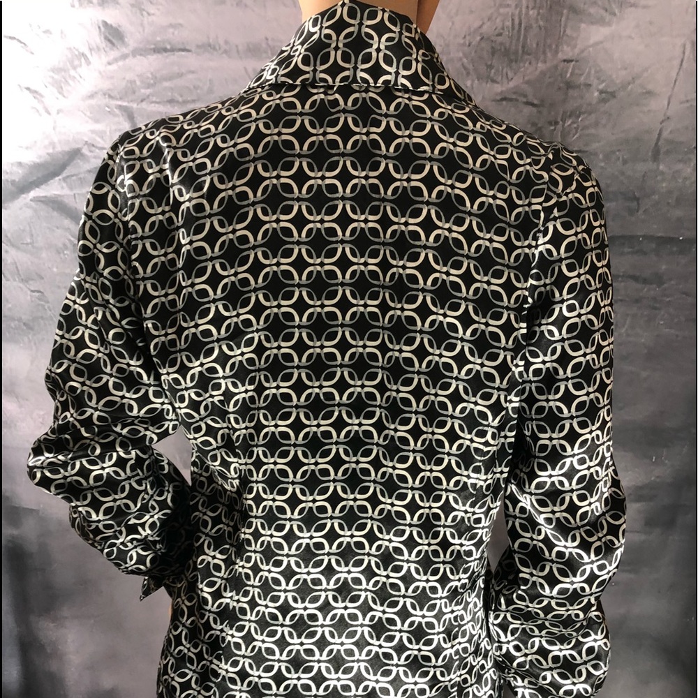 Woman’s button down blouse - Picture 4 of 5